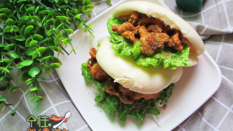 里脊肉饼 ,放上炸好的里脊肉,然后夹入面饼中即可食用