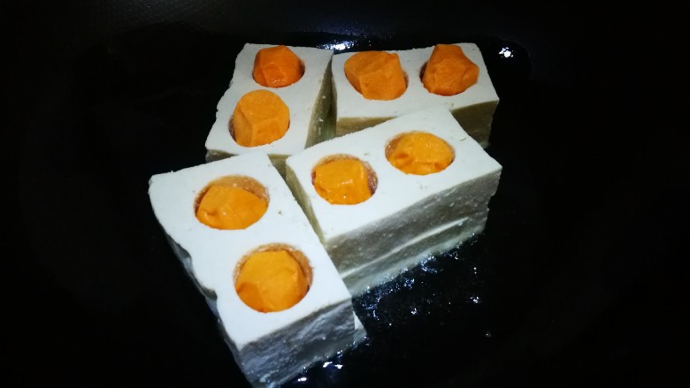 家宴创意菜谱~白玉金珠,锅中油热 放入豆腐