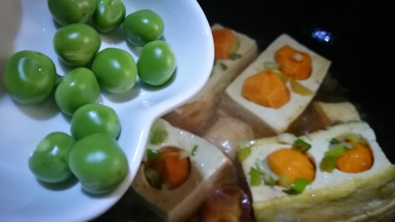 家宴创意菜谱~白玉金珠,放入豌豆 添些清水煮至豆腐入味