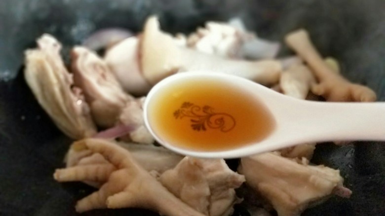 做年货＋红烧鸡块茶树菇,加入<a style='color:red;display:inline-block;' href='/shicai/ 718'>料酒</a>。