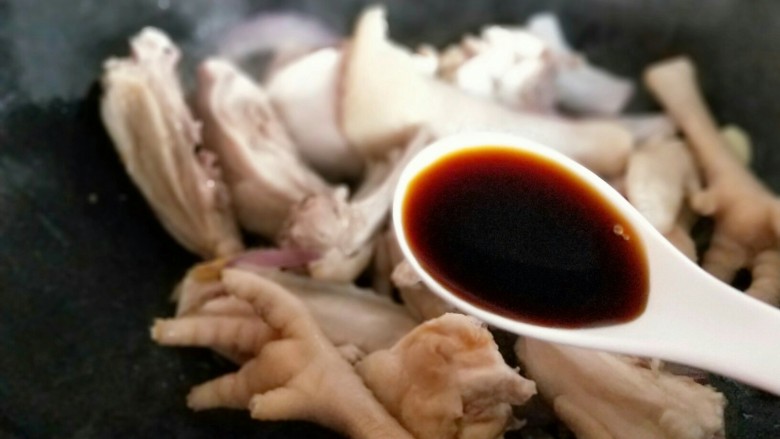 做年货+红烧鸡块茶树菇,加入<a style='color:red;display:inline-block;' href='/shicai/ 788'>生抽</a>。