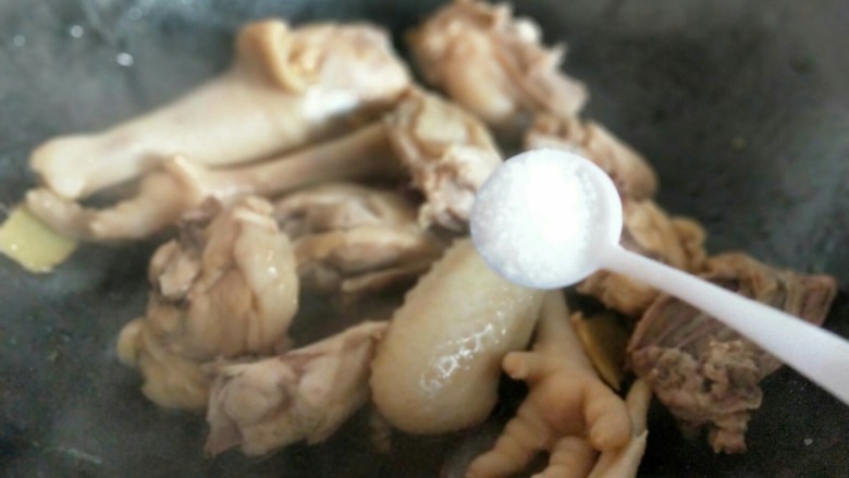 做年货+红烧鸡块茶树菇,加入<a style='color:red;display:inline-block;' href='/shicai/ 869'>白砂糖</a>。