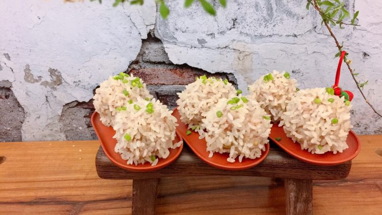 新年宴客菜-粢毛肉圆,开锅撒上翠绿的葱花,不见外的客人早就筷子拿好扎一个尝鲜了,美其名曰我帮你尝尝咸淡