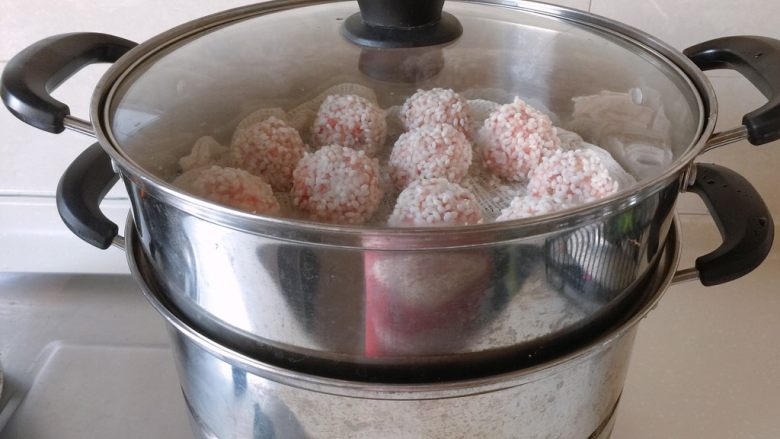 新年宴客菜-粢毛肉圆,粢毛肉圆冷水上锅,开大火蒸40分钟左右