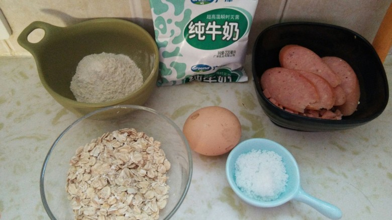 快手健康早餐，燕麦火腿粗粮鸡蛋饼,全部用料准备完毕。