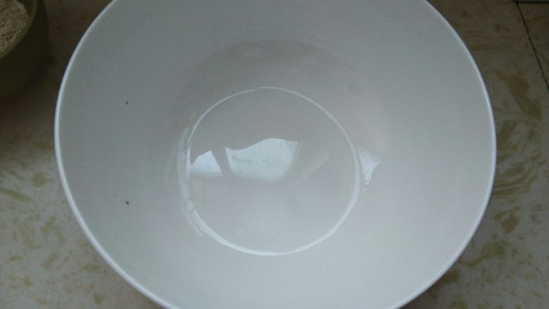 快手健康早餐，燕麦火腿粗粮鸡蛋饼,找一个干净，无水无油的大碗。