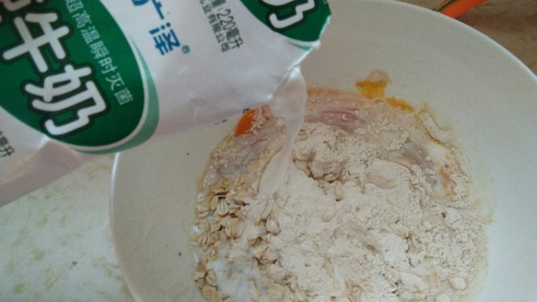 快手健康早餐，燕麦火腿粗粮鸡蛋饼,然后倒入半袋<a style='color:red;display:inline-block;' href='/shicai/ 219'>牛奶</a>。