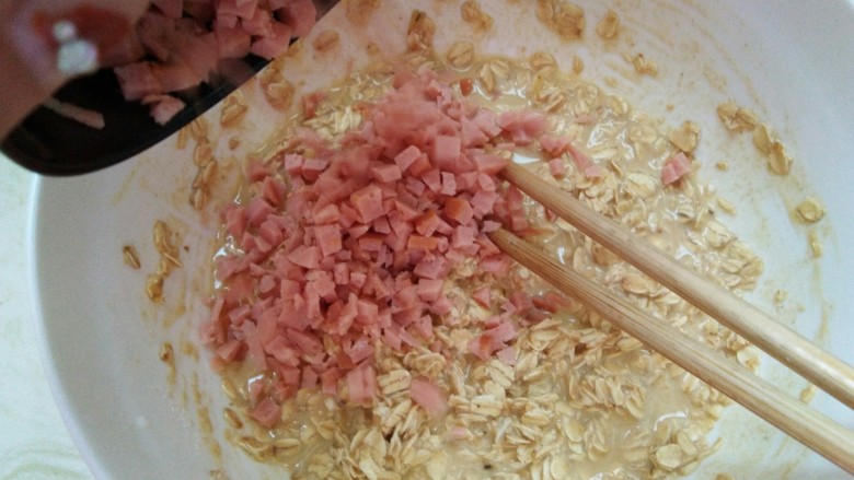 快手健康早餐，燕麦火腿粗粮鸡蛋饼,然后把火腿倒入调好的燕麦糊。