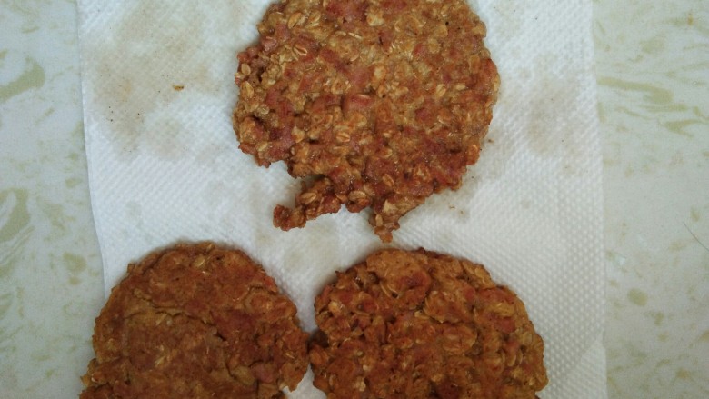快手健康早餐，燕麦火腿粗粮鸡蛋饼,全都烙的燕麦饼，吸好油以后装盘。