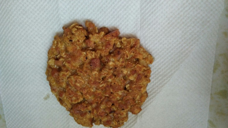 快手健康早餐，燕麦火腿粗粮鸡蛋饼,捞出以后放在吸油纸上面。