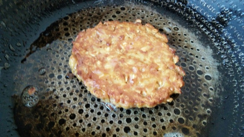 快手健康早餐，燕麦火腿粗粮鸡蛋饼,定好型以后翻面，煎制两面金黄，即可捞出。