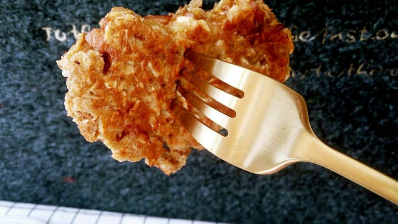 快手健康早餐，燕麦火腿粗粮鸡蛋饼,超级好吃的燕麦火腿饼，我吃一个就已经饱了。