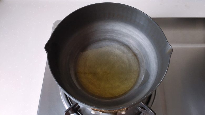 茄汁莲藕鸡肉丸子(亲子版)-辅食,小锅中放入适量<a style='color:red;display:inline-block;' href='/shicai/ 851'>橄榄油</a>