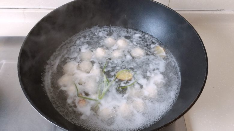 茄汁莲藕鸡肉丸子(亲子版)-辅食,放入莲藕鸡肉丸子,煮至浮起后再煮一会儿确保全熟后捞出
