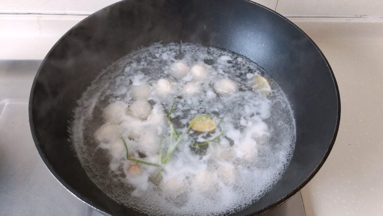 茄汁莲藕鸡肉丸子（亲子版）-辅食,放入莲藕鸡肉丸子，煮至浮起后再煮一会儿确保全熟后捞出