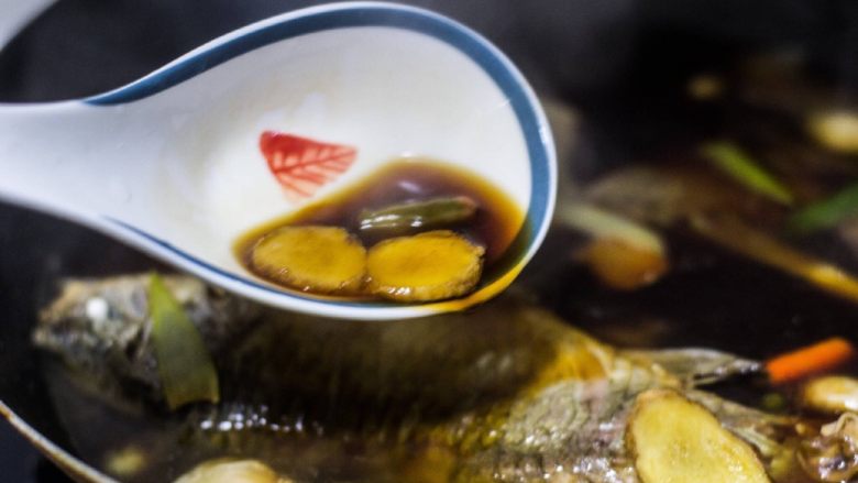 红烧鲫鱼,不要翻动鱼,容易碎,用大勺子浇汤在表面,帮忙入味。小火炖20分钟,关火。