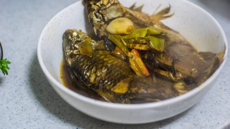 红烧鲫鱼,要多留点鱼汤,鱼汤拌饭或者吃鱼冻都是极好的。