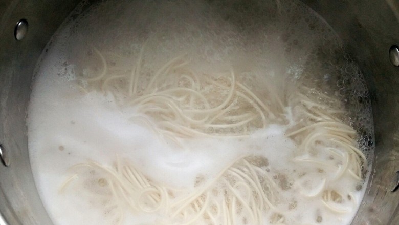 一碗热干面,煮3分钟左右,稍微断生即可,不要煮过了,没口感。
