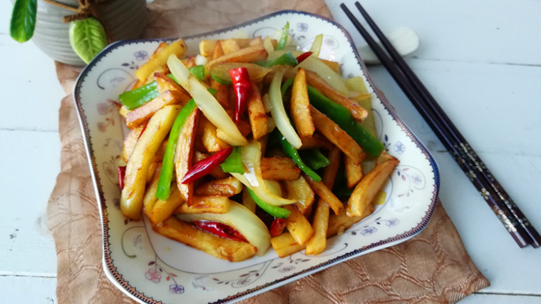 干煸土豆条,关火,盛出装盘即可