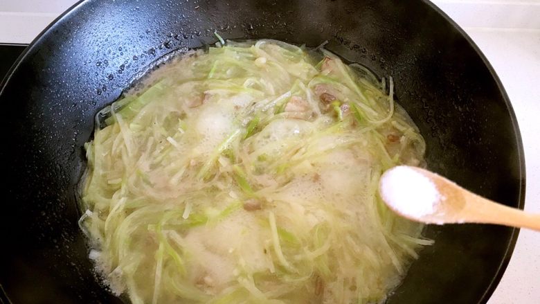 萝卜丝炖海虾,水开后加入适量的盐,盖上锅盖中火炖。