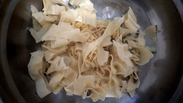 营养素什锦,豆皮取出控干水,切丝。