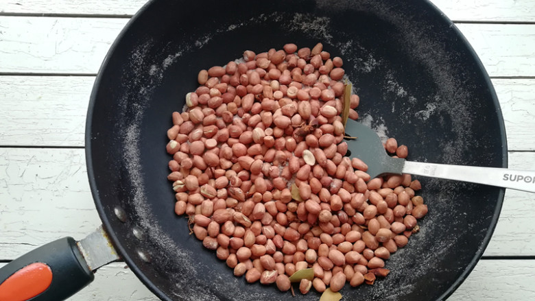 盐炒花生米,将花生米炒至香味越来越浓,颜色也变深时,花生米皮裂开时,到9分熟的程度,关火,不要炒十分熟,因为花生米炒好后还有一段发热过程,炒十分熟在盛出来,就会过火