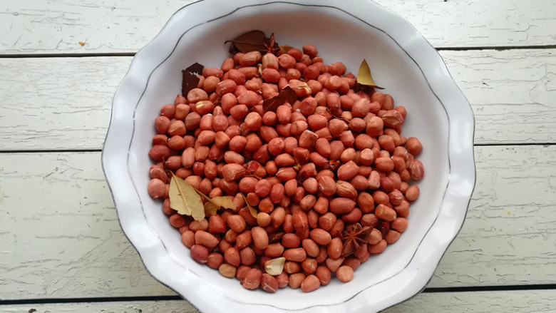 盐炒花生米,放在大碗内晾凉,将花椒,大料和香叶挑出