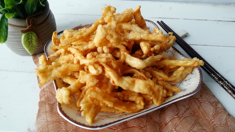 干炸鸡腿菇,捞出控油,装盘即可,也可配椒盐上桌