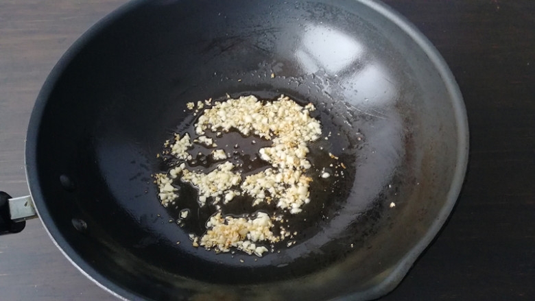 蒜蓉粉丝娃娃菜,锅加油烧热,下入一半的蒜蓉,小火炒制微黄出香味