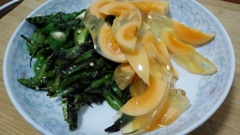 青椒皮蛋,先把青椒烧熟，剖好<a style='color:red;display:inline-block;' href='/shicai/ 14'>皮蛋</a>切块，