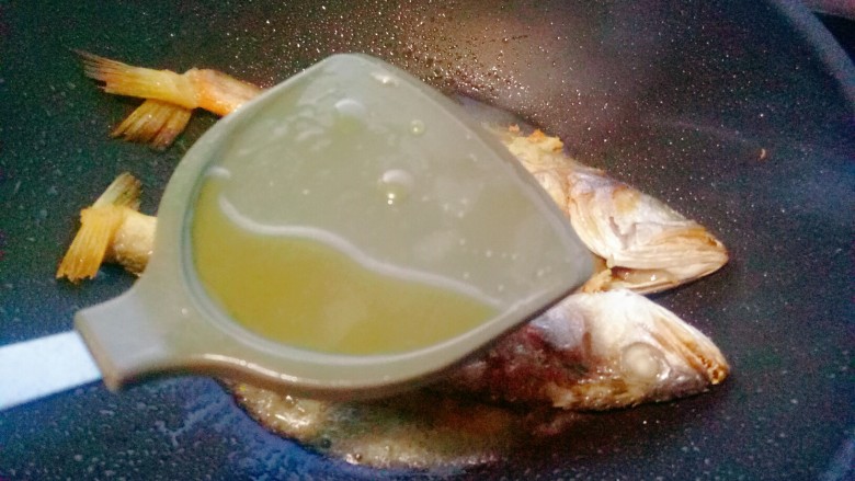 干烧大黄鱼(内附煎鱼不破小窍门),一勺<a style='color:red;display:inline-block;' href='/shicai/ 718'>料酒</a>