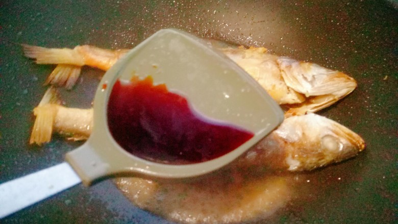 干烧大黄鱼(内附煎鱼不破小窍门),一勺生抽
