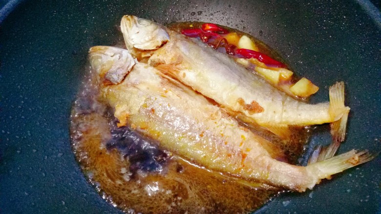 干烧大黄鱼(内附煎鱼不破小窍门),倒入适量的水,大火烧开收干汤汁