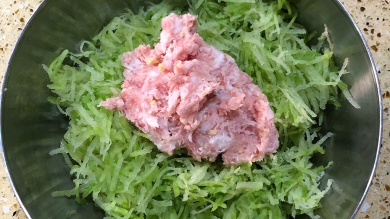 懒人萝卜包,猪腿肉加一点姜末用刀剁成肉末
擦好的萝卜丝挤水后跟<a style='color:red;display:inline-block;' href='/shicai/ 414'>猪肉</a>一起 再加一点盐 一点熟油拌匀 （<a style='color:red;display:inline-block;' href='/shicai/ 140122'>玉米油</a>烧热后再放凉就是熟油大概1-2勺就够）我不吃鸡精味精 吃的朋友可以放一点