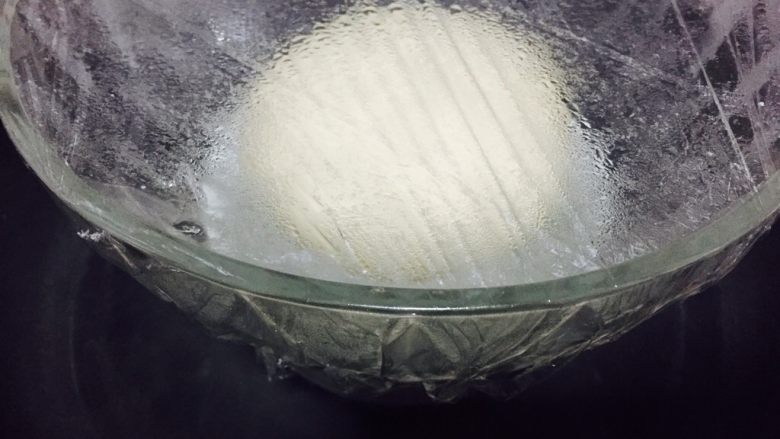 香辣牛肉烤饼,冬天室温较低,可以把锅中水烧热后把下面垫个盆,面盆坐在热上进行发酵至面团两倍大