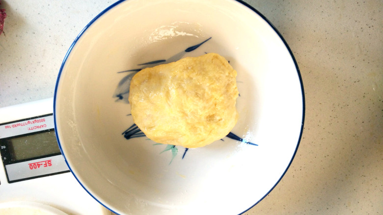 煎饼果子+油条,随后用手揉成面团。