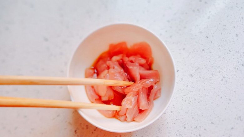 家常藕片炒肉,如果是不粘锅,建议加生粉或者淀粉,一起搅拌,那样肉更嫩。腌制十分钟。
