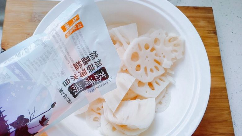 家常藕片炒肉,加盐,均匀的撒在莲藕上面,搅动。