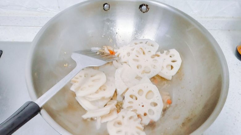 家常藕片炒肉,倒入藕片,翻炒。