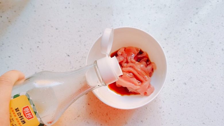 家常藕片炒肉,加<a style='color:red;display:inline-block;' href='/shicai/ 718'>料酒</a>,搅拌。