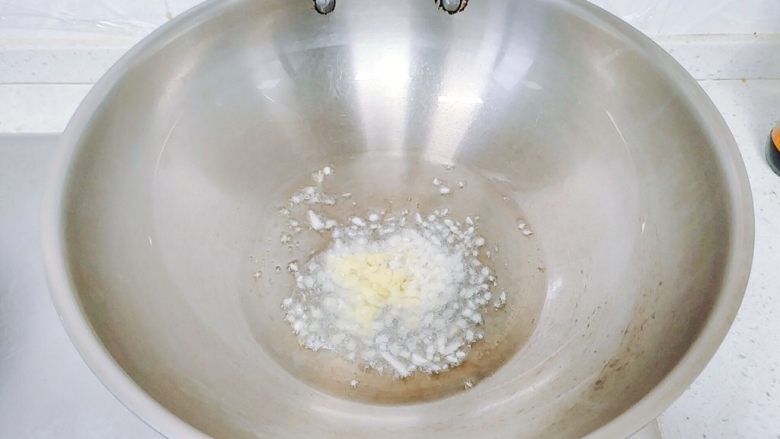 家常藕片炒肉,锅里加油,五分热的时候,放入姜末蒜末爆香。
