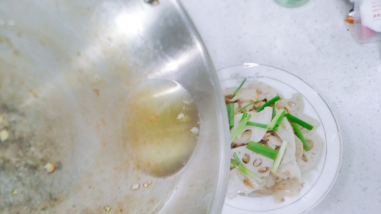 家常藕片炒肉,翻炒一会后,盛出,撒上葱段,再用锅里剩的油淋在上面。