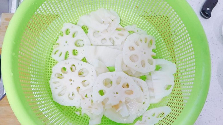 家常藕片炒肉,莲藕捞出来,过水,沥水。