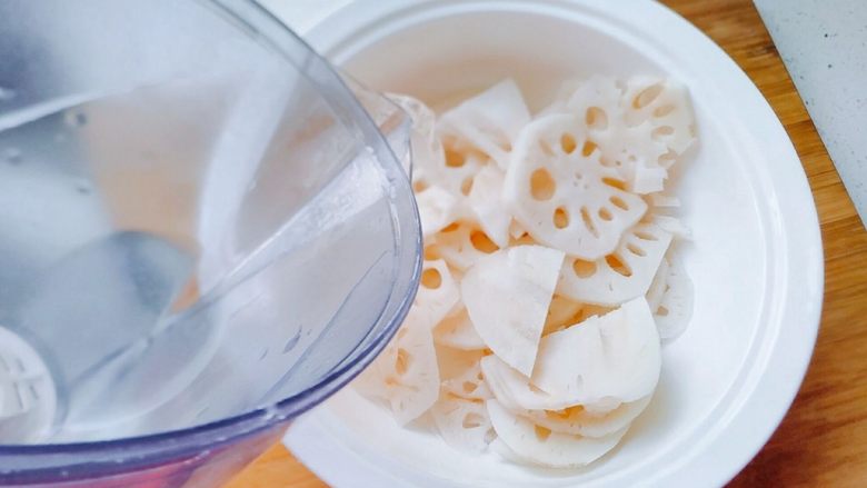 家常藕片炒肉,加水,搅动,浸泡,这样的莲藕炒出来会更脆。