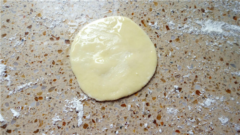 春饼,取一片饼皮,两面均匀涂上油。