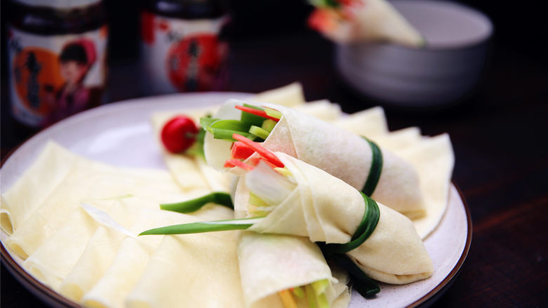春饼,蔬菜用调料拌好,包入春饼皮里,用<a style='color:red;display:inline-block;' href='/shicai/ 157'>小葱</a>捆住。