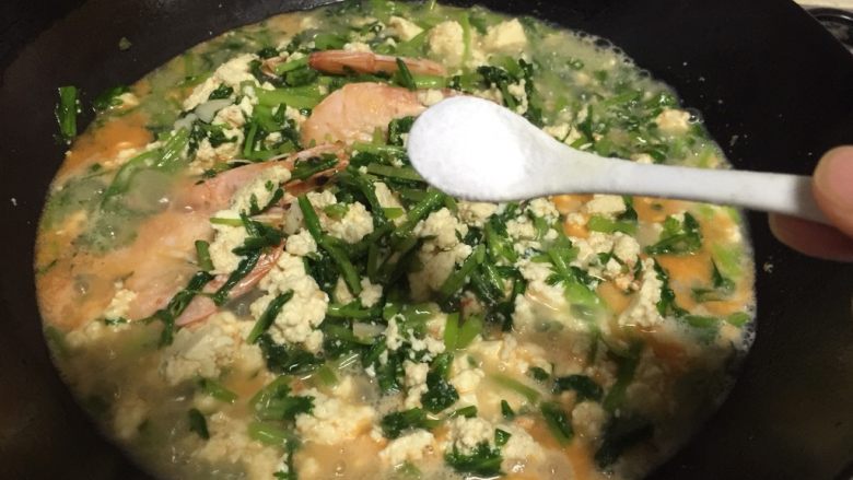 茼蒿炖豆腐虾,加入食盐