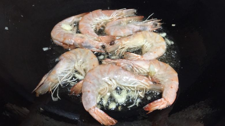 茼蒿炖豆腐虾,抄至大虾变红