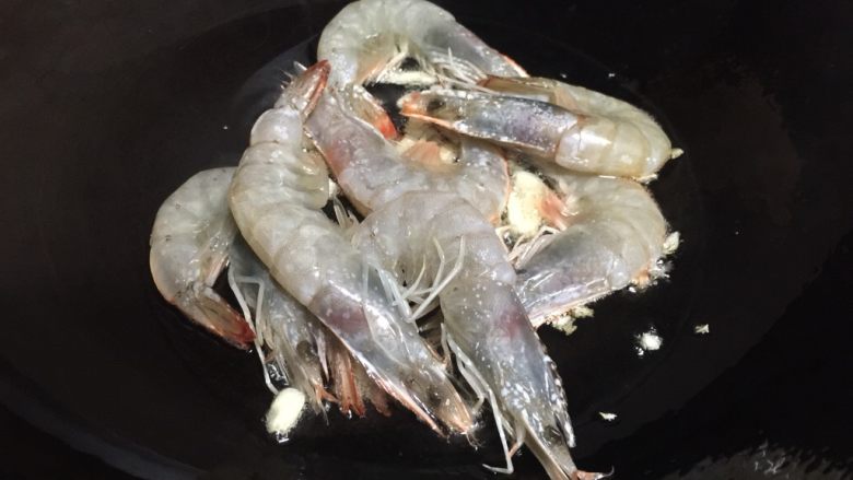 茼蒿炖豆腐虾,放入大虾