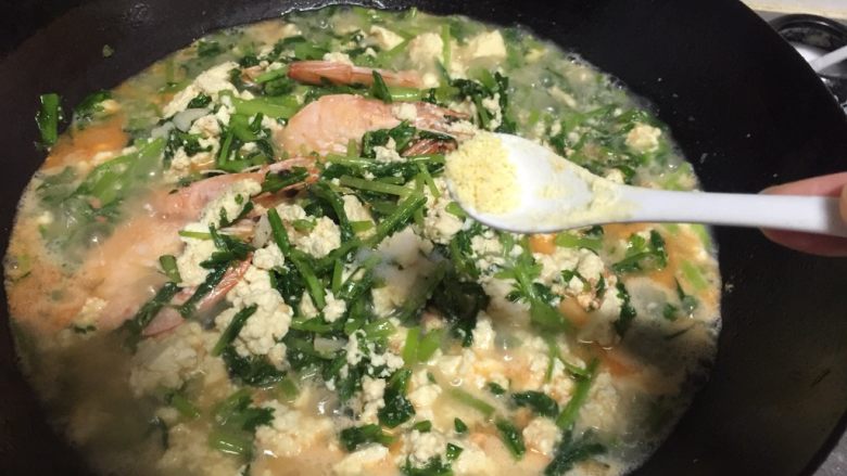 茼蒿炖豆腐虾,加入鸡精